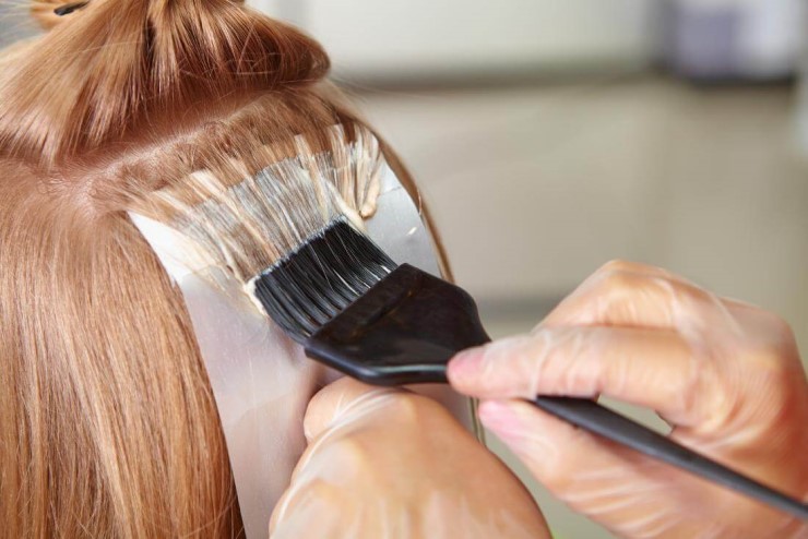 Hạn chế sử dụng hóa chất lên tóc tránh gãy rụng tóc đặc biệt ở đỉnh đầu