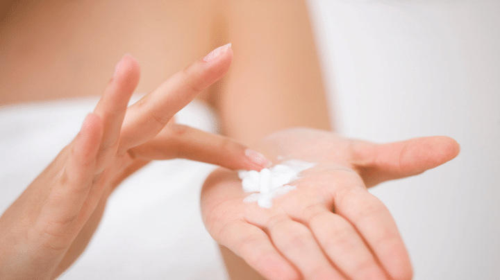 Sử dụng kem dưỡng da dạng cream khi lựa chọn kem dưỡng da cho người trên 30 tuổi có làn da khô