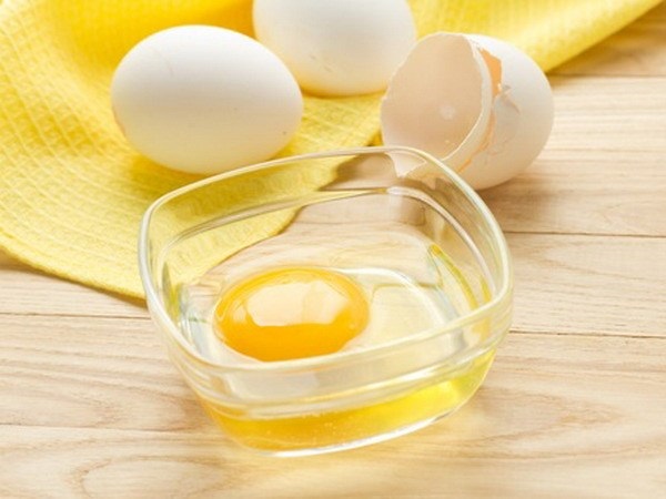 Làm sạch mụn cám ở mũi bằng lòng trắng trứng