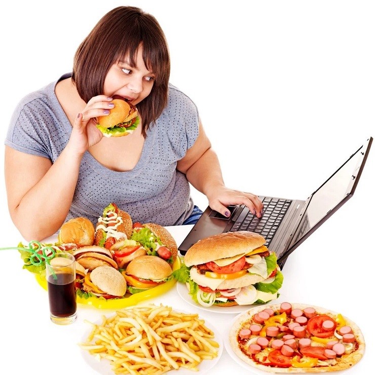 Chế độ ăn uống không điều độ một trong những nguyên nhân gây ra mụn lưng cần được quan tâm