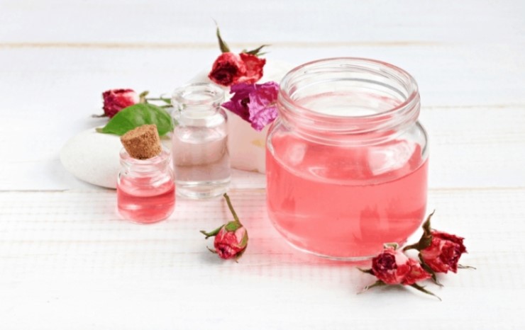 Nước hoa hồng làm se khít lỗ chân lông hiệu quả khi lựa chọn sản phẩm phù hợp