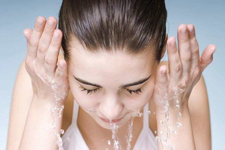 Học tập cách rửa mặt đúng để điều trị mụn ẩn
