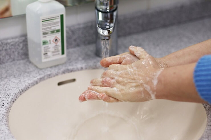 Rửa tay sạch trước khi xử lý vết thương đầu gối