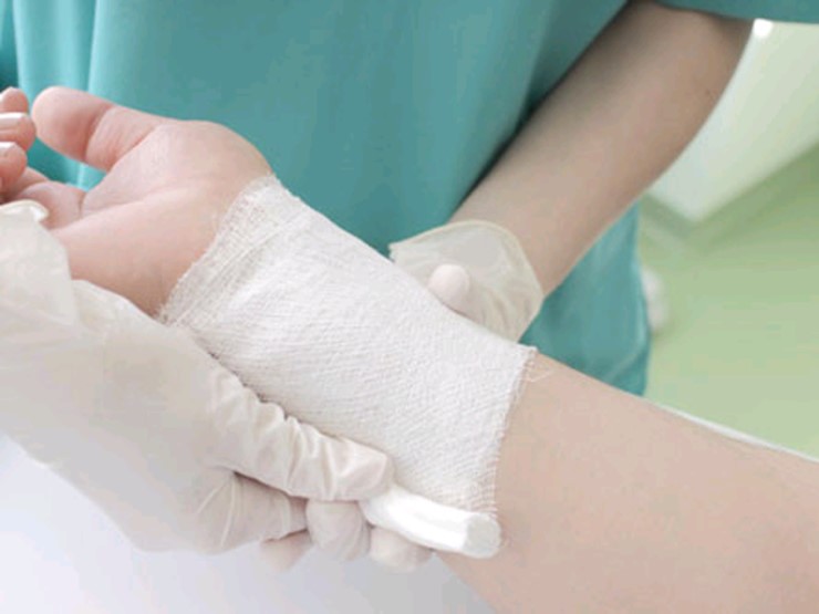 băng bó vết thương cẩn thận khi cần thiết cũng là cách trị sẹo vết thương hữu hiệu